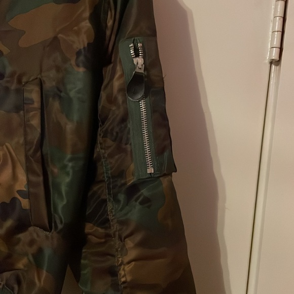 100% Flight Nylon: The MA-1 Flight Jacket is in size large.Excellent condition - Picture 7 of 7